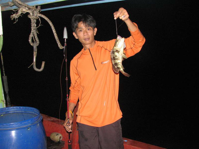ปลานักเลง กินหมึก3-4 นิ้วอีกแล้ว :umh: :umh: :umh: