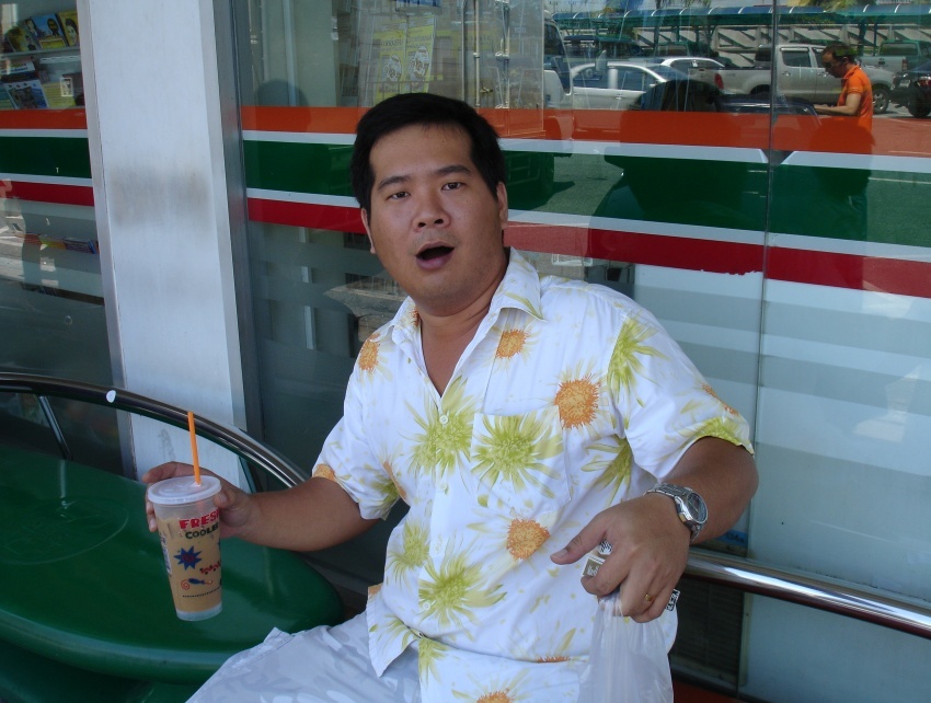 ระหว่างทางเราแวะหาเครื่องดื่มมาดื่มกัน

 :smile: