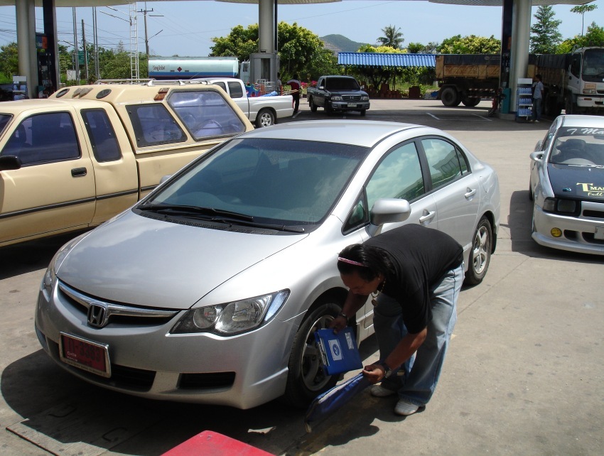รอกันประมาณชั่วโมงกว่าๆช่างจากศูนย์ honda service ก้อมาพร้อมเครื่องมือกู้ภัย

 :cool:
