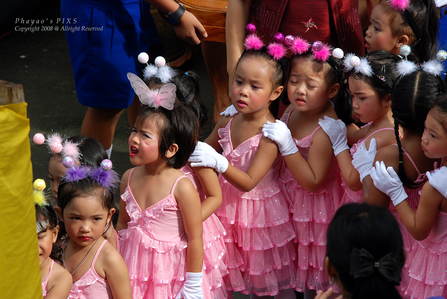 
ยืนรอคิว ขึ้นแสดงบนเวที  เก่งจริงๆ   :cheer: :cheer: :cheer: :cheer: