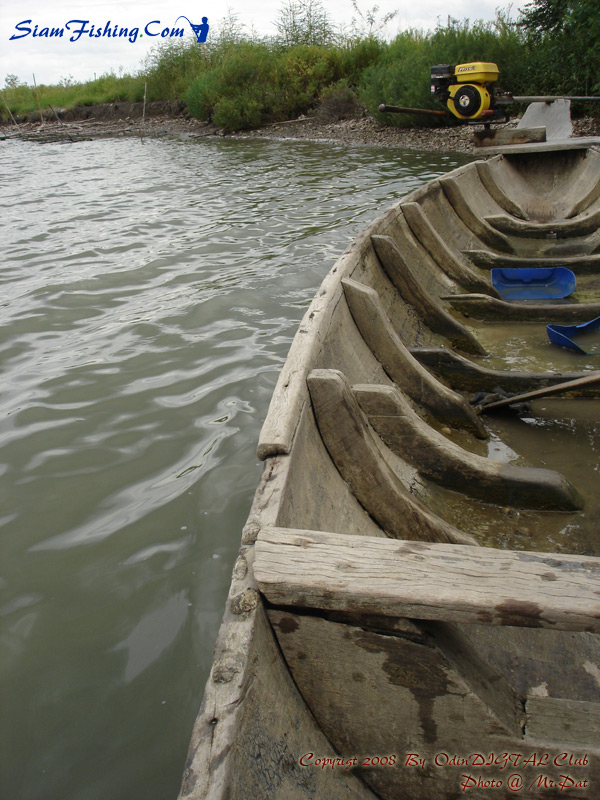  
   เรือลำนี้พาใครบางคน ไปแก้แห้ว ตรงคันกลางวัง ที่วันนี้เดินข้ามไม่ได้น้ำท่วม 
      :smile: :sm