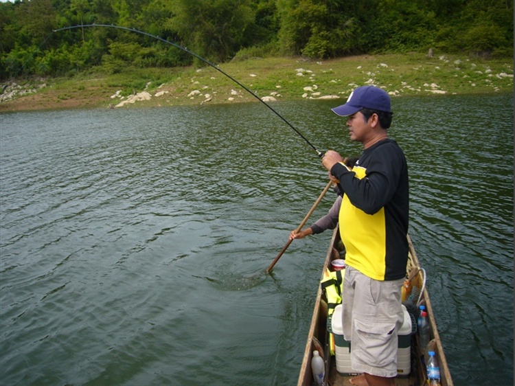 พอเรือจดเข้าหมายแรกไม่แรกก็โดนเลย ป๊อปๆ..ป๊อป..ตูม..