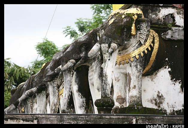 ที่มาของชื่อก็เพราะฐานรอบ ๆ มีช้างอยู่รอบ ๆ ฐานนี่เอง 