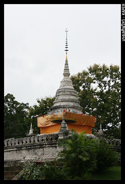 พระธาตุอยู่ด้านหลังโบสถ์ค่ะ 