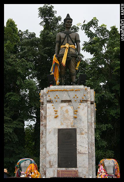 เดินทางต่อไปไหว้พ่อขุนงำเมือง บริเวณริมกว้านพะเยา 