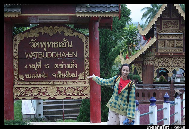 ด้านหลัง เป็นบ่อน้ำศักดิ์สิทธิ์ น้ำใสไหลตลอดทั้งปีค่ะ 