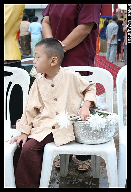 ที่หน้าอำเภอมีการใส่บาตร พระ เณร 77 รูป ถวายเป็นพระราชกุศลฯ ค่