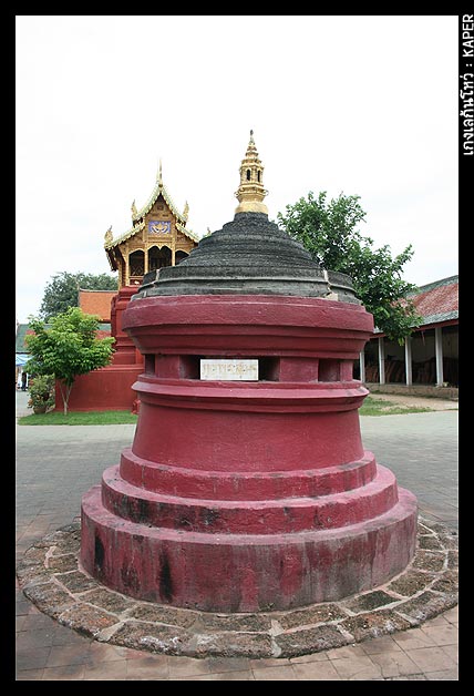 ไหว้พระธาตุเสร็จโจ้ก็ขอตัวเดินไปทั่ว ๆ วัด 
จนคลาดกับพี่คนนั้นไปตอนไหนไม่รู้  :cheer: