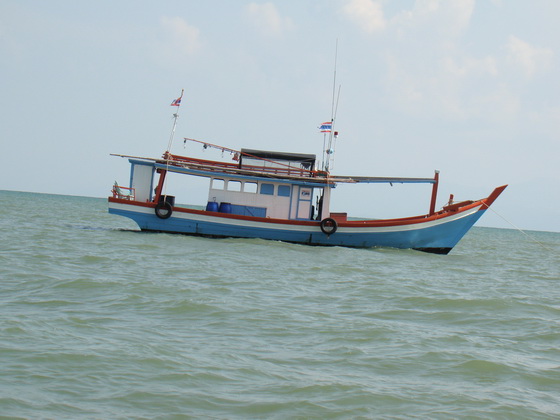 ก่อนถึงเรือดาวลอยรูปร่างเรือขึนขอบด้านข้างใหม่ ยื่นท้ายให้ยาวอีกนิน ลงทุนโดยปะหนี 