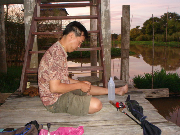 ช่วงเช้าผมกับพี่วัตรวางแผนกันว่าจะพายเรือล่องตกไปเรื่อยๆ.พี่วัตรประกอบเบ็ดเต็มพร้อม.

            