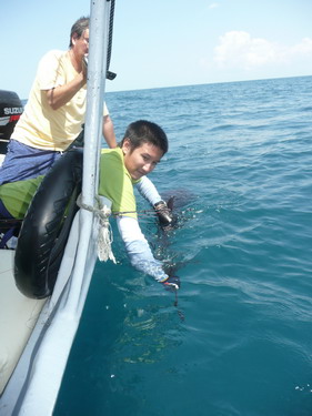จับไว้แล้วขับเรือไปข้างหน้าเพื่อช