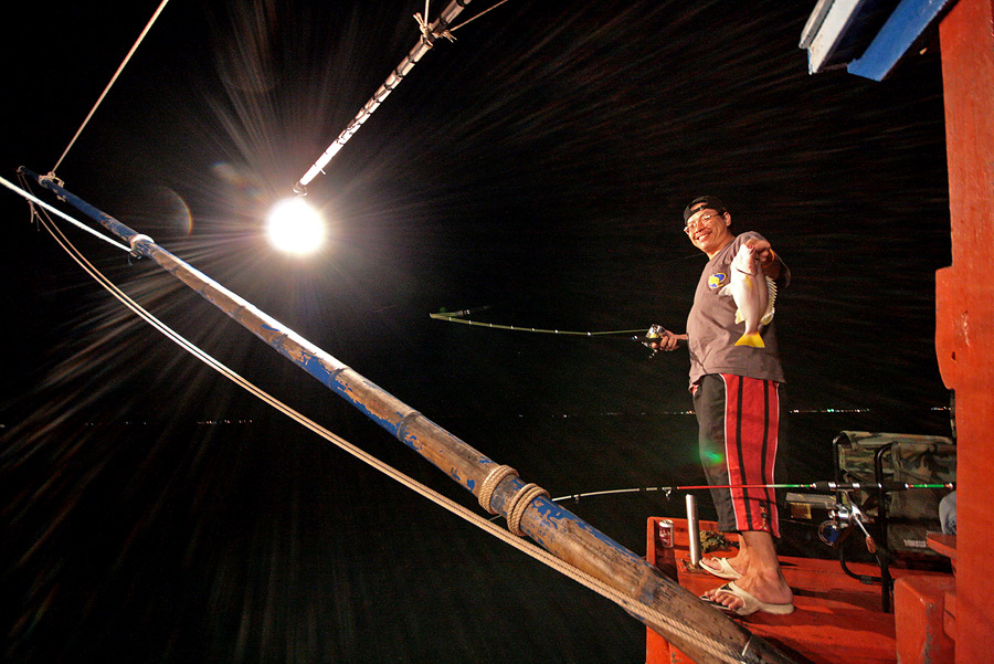 
ที่ท้ายเรือ  น้าดั๋ยสอยปลาอะไรมาล่ะนั่น

 :grin: