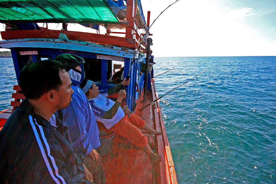
ต้องเอา เท้ายันแคมเรือเลยครับ

แรงดีจริงๆปลาที่นี่  บวกตะกั่วไปอีก 1 กิโล อูย

 :grin: