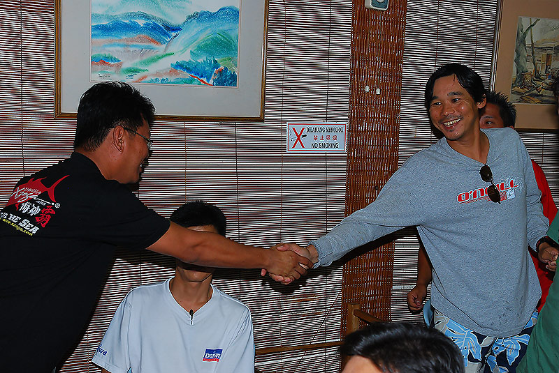 :grin:น้าเอ๋จับมือกับ mr ho บรรณาธิการหนังสือ rod and line