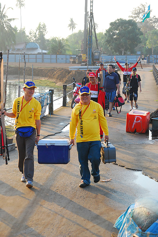  :grin:เตรียมตัวลงเรือ ข้ามฟากไปจุดปล่อยตัว