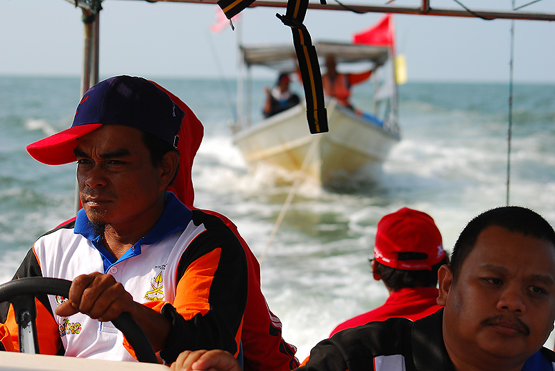 :grin:มีเรือขอความช่วยเหลือ เข้าไปช่วยแล้วว  ลากเข้าฝั่งด้วยกันครับ
