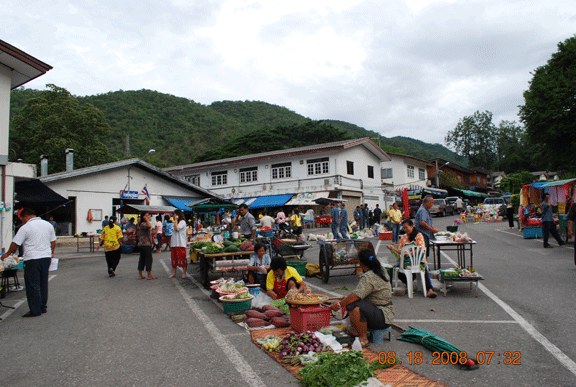 ตลาดเขื่อนจุดเริ่มต้นการเดินทางมาเขื่อนภูมิพล(ชาวบ้านเหนือเขื่อนจับปลาแล้วฝากกำนัลมาขายที่นี่)