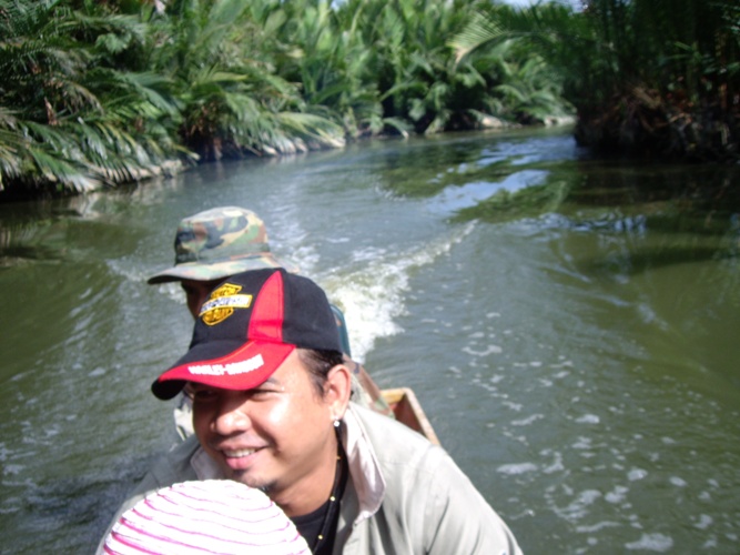 สภาพหมายมันลำบาก  ต้องนั่งเรือเข้าไป