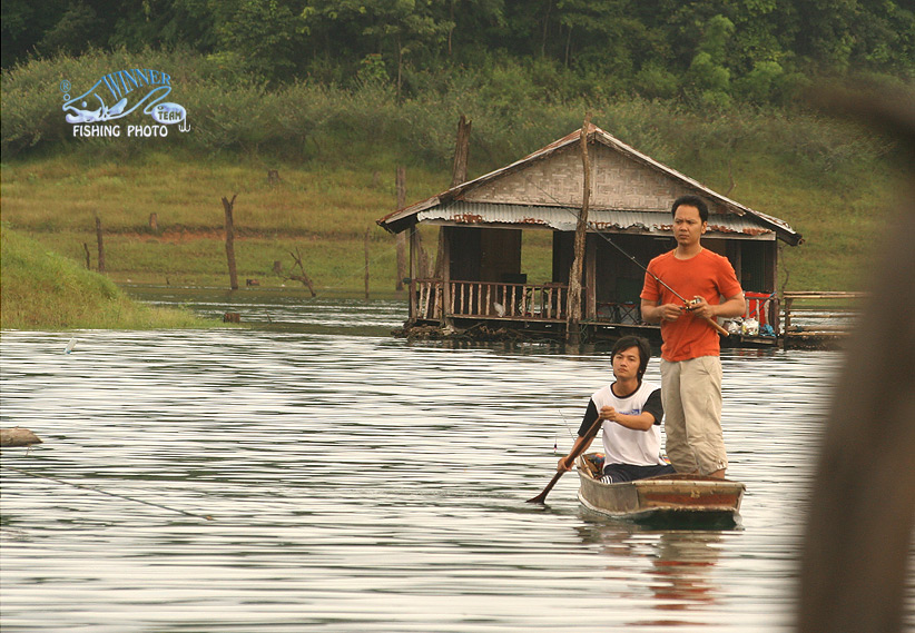 ส่วนน้าเอินพายเรือตกปลากับโต้ง 