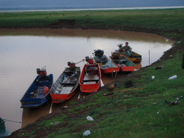 บริเวณท่าจอดเรือของชาวบ้านที่นี้ครับ.

            :love: :umh: :love: