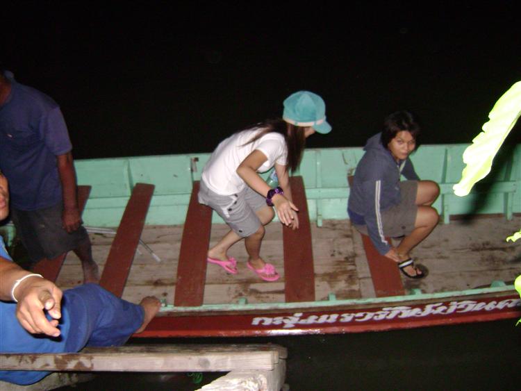พอน้ำขึ้นได้ที่ ที่โฮมสเตย์ก็มีกิจกรรม  ออกไปตักปลากระบอกกัน

ผมเลยขอตามไปด้วย มืดๆ งี้ชอบ :umh: :