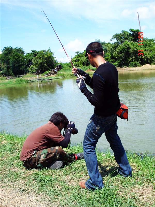 
โห... ตัวเดียว ธีรพงศ์ เหลียวรักวง พอแล้ว จับกล้อง ตลอด...
ถ่ายรูปสวยๆ ไว้เพียบ.....
นายแบบ นั่น