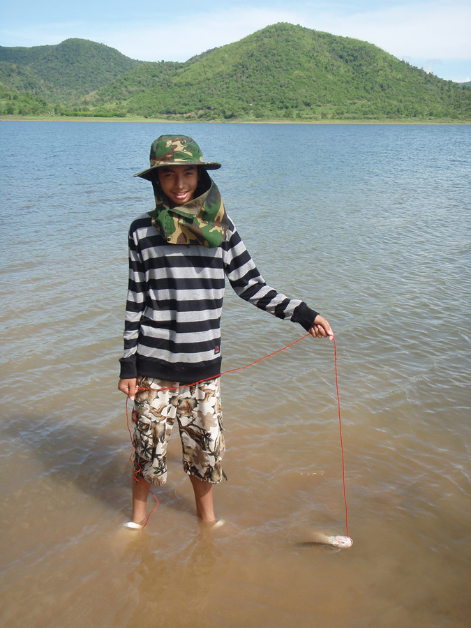 ระหว่างทางล่องเรือมาถึงรถ ปาอ๊อดโดนชาร์จไปสองที 
แต่ก้อไม่ได้ตัว....ม่ายมีดวงวุ้ย ป๋าอ๊อดวันนี้
 :