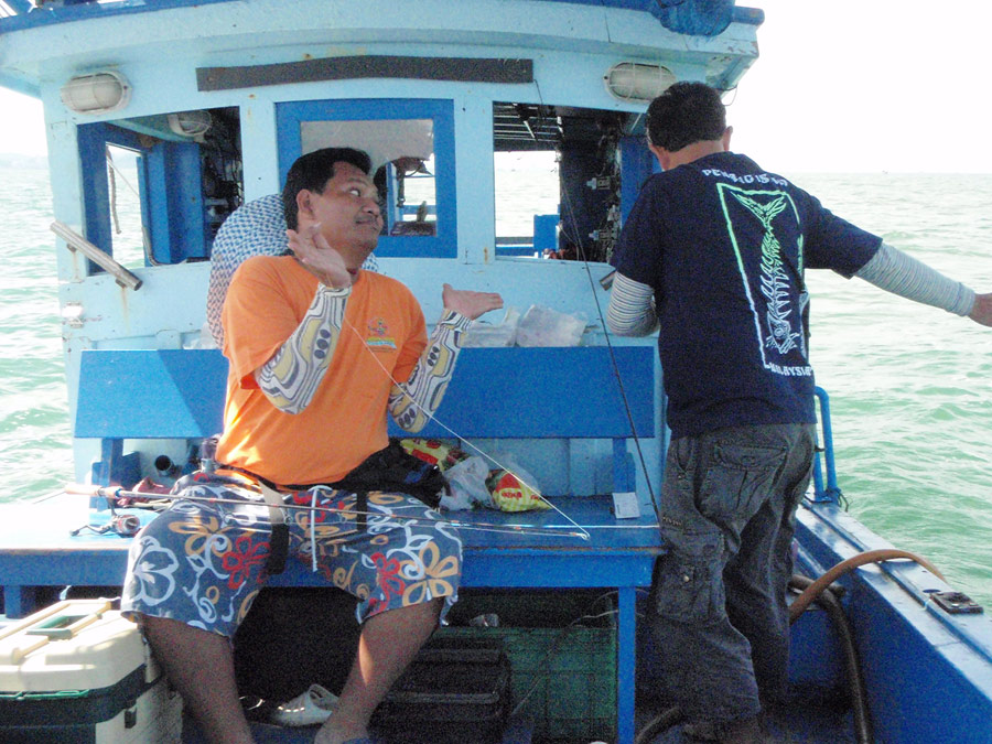 เรือจอด...เกมส์ตกหมึกกลางวันก้อกำลังจะเริ่มขึ้น..
แต่เกมส์ สงครามน้ำลาย ทับถม อำ ถากถาง เหตุการณ์เม