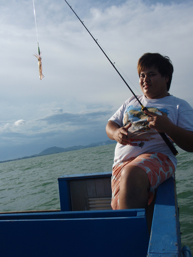 เห็นป๋าอ๊อดเฮ หลายครั้งที่ด้านท้ายเรือ
น้าโต๊ดก้อคว้าคันเบ็ดเกี่ยวเหยื่อมายึดทำเล เซ๊งหมายดูบ้าง...