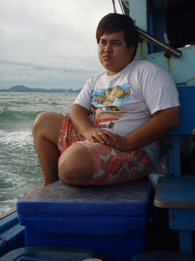 ออกเรือไล่ท้าย ตามหลังไต๋นพ หวังเฮกับปลารอบค่ำ...
เย็น ๆ แบบนี้ คลื่นลมพอมีให้ได้โยกโยนเวียนหัวเหมื