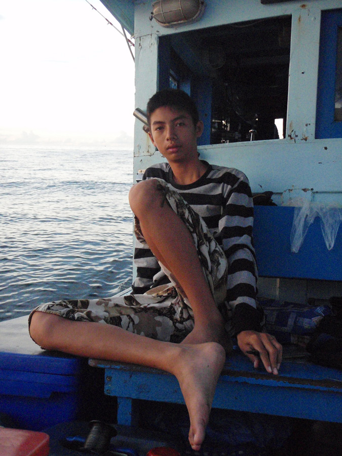 อยู่กลางทะเลก้อดีไปอย่างนึงครับ....
อาบน้ำด้วยฟ้า แปรงฟันด้วยลม....
 :laughing: :laughing: :laughi