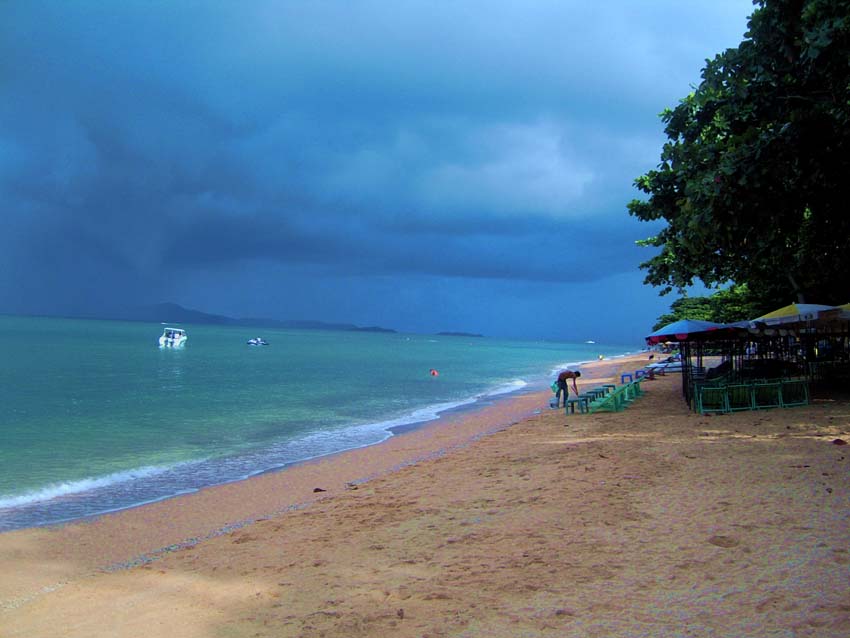 เช้านี้ที่หาดจอมเทียน เมฆฝนก่อตัวเต็มท้องฟ้าเลยครับ  :cheer:
มองดูสวยแบบน่ากลัวๆยังไงไม่รู้  :ohh: 