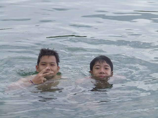 น้องสองคนนี้เล่นน้ำกันอย่างมีความ