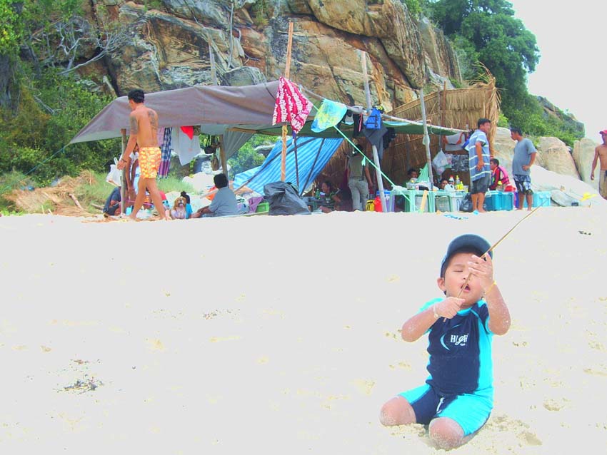 จะร้อนขนาดไหน....ไอ้ตัวเล็กของผมก้อสู้ไม่ถอย เล่นน้ำเล่นทรายทั้งวัน  :smile: :cheer: :cheer: :cheer: