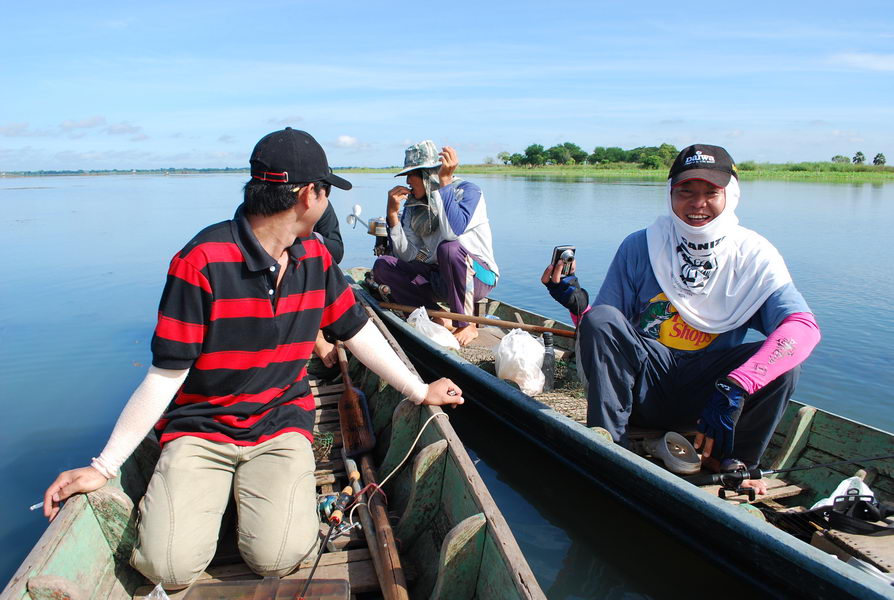 พอเรือเข้ามาเทียบกันผมก็เอ่ยถามน้าสิทธิ์ "ได้กี่ตัวน้าสิทธิ์ไหนขอดูผลงานหน่อย"  :smile: :smile: :s