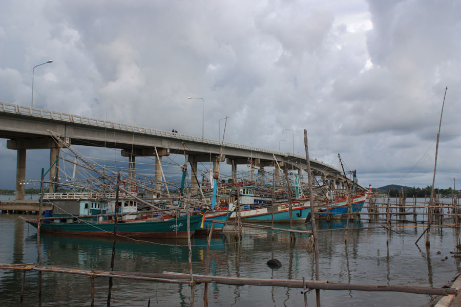 ท่าจอดเรือ ใต้สะพานแหลมสิงห์ :love: