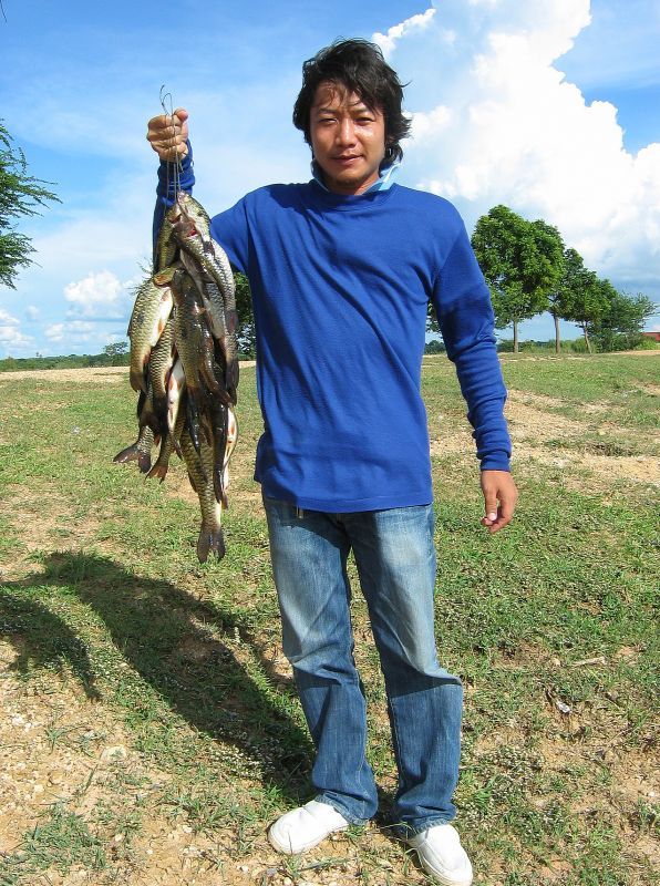 มาถึงสักพักก็ร้อยปลาถ่ายรูปตามแบบ