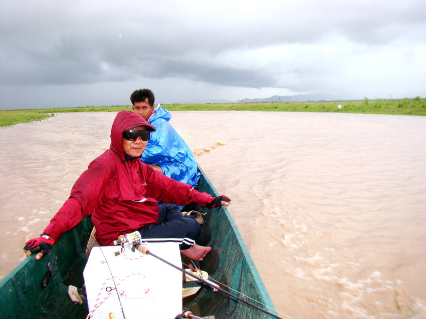 เราลงเรือกันช่วงบ่ายโมงกว่าๆของวันวาน
ตลอดเส้นทางได้รับการต้อนรับจากสายฝนจนชุ่มฉ่ำทีเดียว
 :love: 