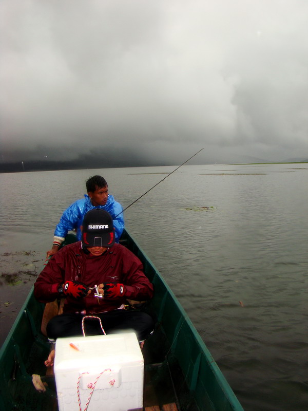 ผมกับน้าพงษ์ลงเรือกับไต๋อึ่ง
ส่วนน้าดนัยลงกับไต๋เดี่ยว
ปล่อยให้บินเดี่ยวเลยแขกเรา
 :love: :love: