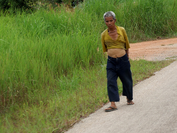 หึยยยย นี่ก็หลุด

ตกปลาก็อ่อน ถ่ายรูปก็อ่อน
หาอะไรดีไม่ได้เรย  :sad: