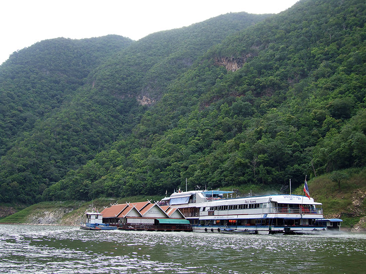 เรือนำเที่ยวคับ บะเริ่มเรย  :ohh: