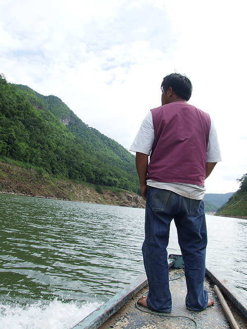 แกมีเพื่อนอีกคนคอยช่วยขับเรือให้ ... ส่วนแก ... ยืนหล่ออยู่หัวเรือคับ  :cool: