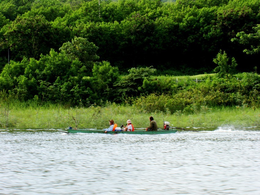 เรือทุกลำแล่นตามกันไปเพื่อข้ามไปฝ�