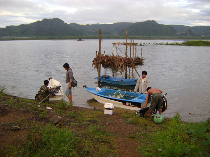 น้า ท่องหมายเด็ด ผมอยากเห็นเรือของน้าจัง ใช้เครื่องกี่แรงครับ (ลำสีฟ้าครับ)

ขอบคุณครับ

 :love: