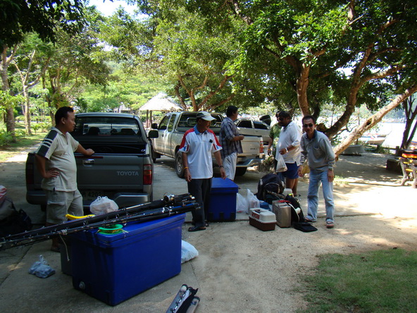 อีกส่วนหนึงของทริปที่นัดเจอที่ท่าเรืออ่าวนุ่น มีพี่เลิศ  อ.นุกูล อ.ธนูรออยู่ที่ท่าเรือ