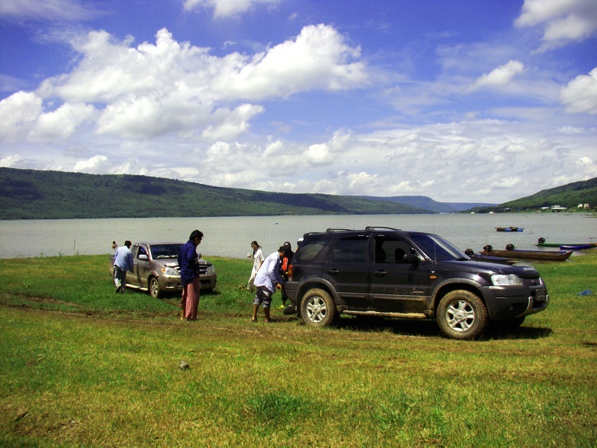 โชคดีหน่อยที่น้าพงษ์ใช้ 4WD
จึงมาช่วยกันลากขึ้น
 :kiss: :kiss: