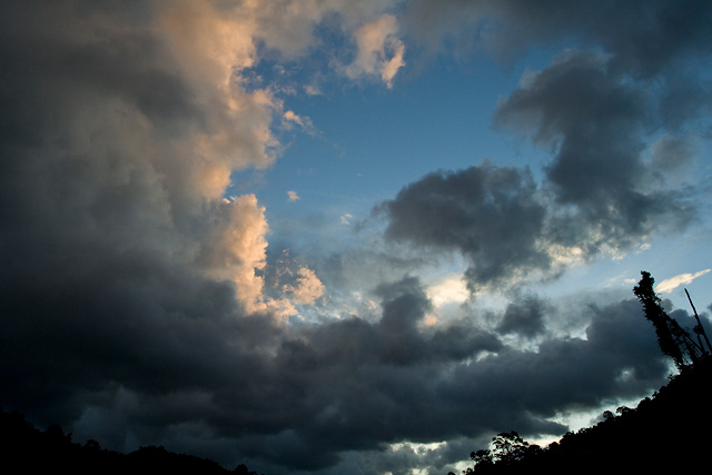 เช้าวันที่ 12  วันนี้มีแดดออกให้ เห็นมีเฆขฝนบ้าง 