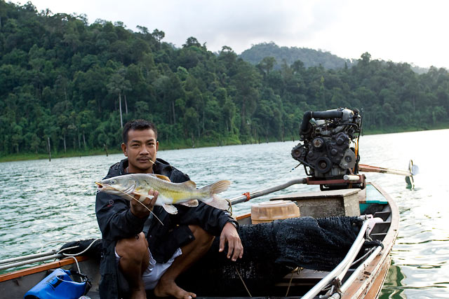 ผมได้เจอเรือ ที่มาแวะที่หน่วย เค้าได้ปลากดเพียบเลย