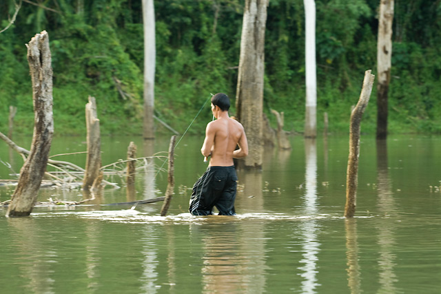 ระหว่างผมขับเรือออกจากคลองแสง ผมได้เจอกับนักตกปลาเหมือนกัน กำลังเดินตีเหยื่อปลอมอยู่
