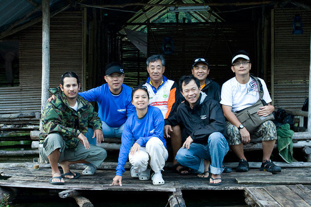 ลูกค้าผมรวมกันถ่ายรูปหมู่ วันนี้เราตื่นกันตั้งแต่ตี 5 เพราะต้องออกจากแพ 6 โมง รีบไปขึ้นเครื่องที่สนา